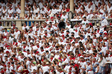 Público asistente a la Plaza de Toros de Pamplona durante la séptima corrida de la Feria del Toro 2019 con la ganadería de La Palmosilla para los diestros José Garrido, Luis David Adame y Javier Marín
