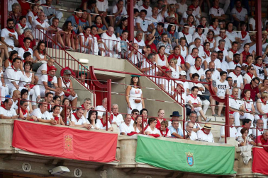 Público asistente a la Plaza de Toros de Pamplona durante la séptima corrida de la Feria del Toro 2019 con la ganadería de La Palmosilla para los diestros José Garrido, Luis David Adame y Javier Marín