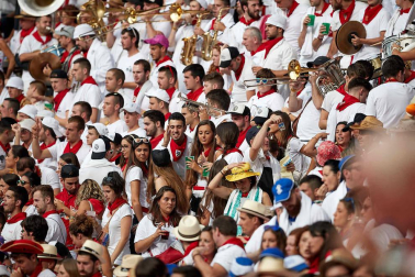 Público asistente a la Plaza de Toros de Pamplona durante la séptima corrida de la Feria del Toro 2019 con la ganadería de La Palmosilla para los diestros José Garrido, Luis David Adame y Javier Marín