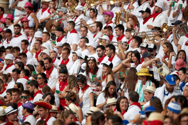 Público asistente a la Plaza de Toros de Pamplona durante la séptima corrida de la Feria del Toro 2019 con la ganadería de La Palmosilla para los diestros José Garrido, Luis David Adame y Javier Marín