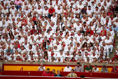 Público asistente a la Plaza de Toros de Pamplona durante la séptima corrida de la Feria del Toro 2019 con la ganadería de La Palmosilla para los diestros José Garrido, Luis David Adame y Javier Marín