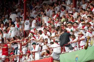 Público asistente a la Plaza de Toros de Pamplona durante la séptima corrida de la Feria del Toro 2019 con la ganadería de La Palmosilla para los diestros José Garrido, Luis David Adame y Javier Marín
