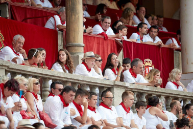 Público asistente a la Plaza de Toros de Pamplona durante la séptima corrida de la Feria del Toro 2019 con la ganadería de La Palmosilla para los diestros José Garrido, Luis David Adame y Javier Marín