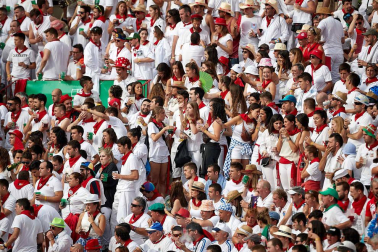 Público asistente a la Plaza de Toros de Pamplona durante la séptima corrida de la Feria del Toro 2019 con la ganadería de La Palmosilla para los diestros José Garrido, Luis David Adame y Javier Marín