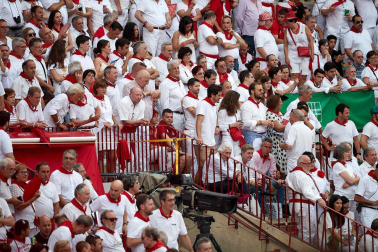 Público asistente a la Plaza de Toros de Pamplona durante la séptima corrida de la Feria del Toro 2019 con la ganadería de La Palmosilla para los diestros José Garrido, Luis David Adame y Javier Marín
