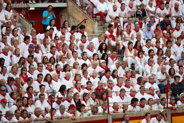 Público asistente a la Plaza de Toros de Pamplona durante la séptima corrida de la Feria del Toro 2019 con la ganadería de La Palmosilla para los diestros José Garrido, Luis David Adame y Javier Marín
