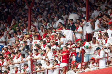Público asistente a la Plaza de Toros de Pamplona durante la séptima corrida de la Feria del Toro 2019 con la ganadería de La Palmosilla para los diestros José Garrido, Luis David Adame y Javier Marín