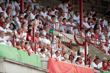 Público asistente a la Plaza de Toros de Pamplona durante la séptima corrida de la Feria del Toro 2019 con la ganadería de La Palmosilla para los diestros José Garrido, Luis David Adame y Javier Marín