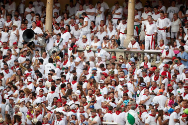 Público asistente a la Plaza de Toros de Pamplona durante la séptima corrida de la Feria del Toro 2019 con la ganadería de La Palmosilla para los diestros José Garrido, Luis David Adame y Javier Marín