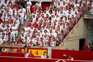 Público asistente a la Plaza de Toros de Pamplona durante la séptima corrida de la Feria del Toro 2019 con la ganadería de La Palmosilla para los diestros José Garrido, Luis David Adame y Javier Marín