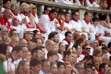 Público asistente a la Plaza de Toros de Pamplona durante la séptima corrida de la Feria del Toro 2019 con la ganadería de La Palmosilla para los diestros José Garrido, Luis David Adame y Javier Marín