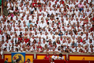 Público asistente a la Plaza de Toros de Pamplona durante la séptima corrida de la Feria del Toro 2019 con la ganadería de La Palmosilla para los diestros José Garrido, Luis David Adame y Javier Marín