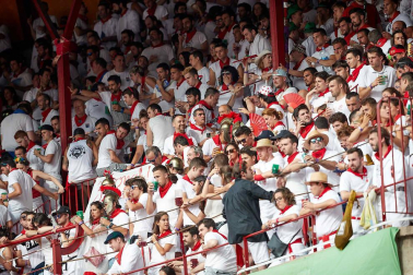 Público asistente a la Plaza de Toros de Pamplona durante la séptima corrida de la Feria del Toro 2019 con la ganadería de La Palmosilla para los diestros José Garrido, Luis David Adame y Javier Marín