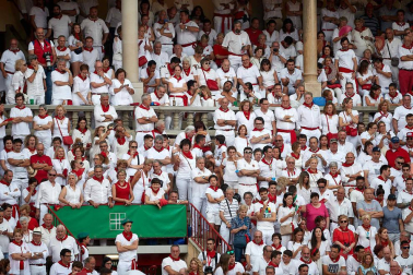 Público asistente a la Plaza de Toros de Pamplona durante la séptima corrida de la Feria del Toro 2019 con la ganadería de La Palmosilla para los diestros José Garrido, Luis David Adame y Javier Marín