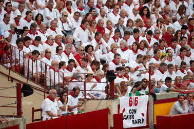 Público asistente a la Plaza de Toros de Pamplona durante la séptima corrida de la Feria del Toro 2019 con la ganadería de La Palmosilla para los diestros José Garrido, Luis David Adame y Javier Marín