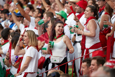 Público asistente a la Plaza de Toros de Pamplona durante la séptima corrida de la Feria del Toro 2019 con la ganadería de La Palmosilla para los diestros José Garrido, Luis David Adame y Javier Marín