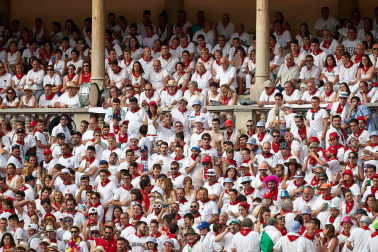 Público asistente a la Plaza de Toros de Pamplona durante la séptima corrida de la Feria del Toro 2019 con la ganadería de La Palmosilla para los diestros José Garrido, Luis David Adame y Javier Marín
