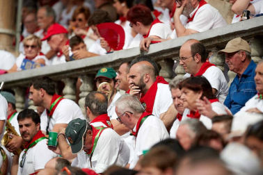 Público asistente a la Plaza de Toros de Pamplona durante la séptima corrida de la Feria del Toro 2019 con la ganadería de La Palmosilla para los diestros José Garrido, Luis David Adame y Javier Marín