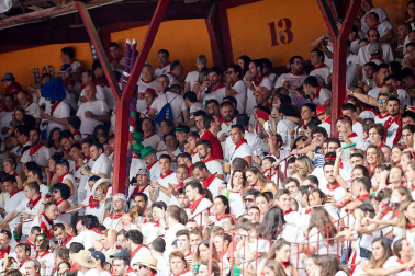 Público asistente a la Plaza de Toros de Pamplona durante la séptima corrida de la Feria del Toro 2019 con la ganadería de La Palmosilla para los diestros José Garrido, Luis David Adame y Javier Marín