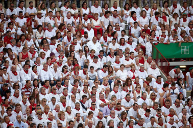 Público asistente a la Plaza de Toros de Pamplona durante la séptima corrida de la Feria del Toro 2019 con la ganadería de La Palmosilla para los diestros José Garrido, Luis David Adame y Javier Marín