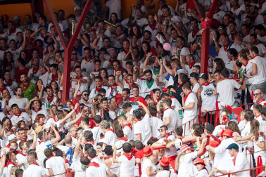 Público asistente a la Plaza de Toros de Pamplona durante la séptima corrida de la Feria del Toro 2019 con la ganadería de La Palmosilla para los diestros José Garrido, Luis David Adame y Javier Marín