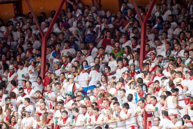 Público asistente a la Plaza de Toros de Pamplona durante la séptima corrida de la Feria del Toro 2019 con la ganadería de La Palmosilla para los diestros José Garrido, Luis David Adame y Javier Marín
