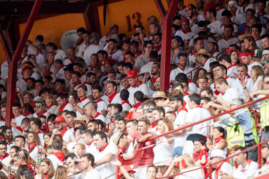 Público asistente a la Plaza de Toros de Pamplona durante la séptima corrida de la Feria del Toro 2019 con la ganadería de La Palmosilla para los diestros José Garrido, Luis David Adame y Javier Marín