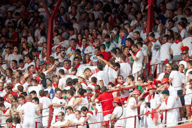 Público asistente a la Plaza de Toros de Pamplona durante la séptima corrida de la Feria del Toro 2019 con la ganadería de La Palmosilla para los diestros José Garrido, Luis David Adame y Javier Marín