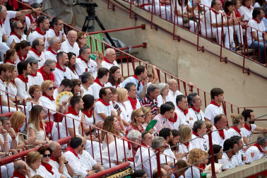Público asistente a la Plaza de Toros de Pamplona durante la séptima corrida de la Feria del Toro 2019 con la ganadería de La Palmosilla para los diestros José Garrido, Luis David Adame y Javier Marín