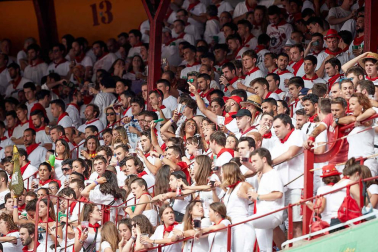 Público asistente a la Plaza de Toros de Pamplona durante la séptima corrida de la Feria del Toro 2019 con la ganadería de La Palmosilla para los diestros José Garrido, Luis David Adame y Javier Marín