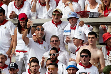 Público asistente a la Plaza de Toros de Pamplona durante la séptima corrida de la Feria del Toro 2019 con la ganadería de La Palmosilla para los diestros José Garrido, Luis David Adame y Javier Marín