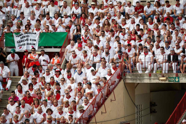 Público asistente a la Plaza de Toros de Pamplona durante la séptima corrida de la Feria del Toro 2019 con la ganadería de La Palmosilla para los diestros José Garrido, Luis David Adame y Javier Marín