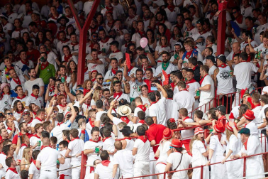 Público asistente a la Plaza de Toros de Pamplona durante la séptima corrida de la Feria del Toro 2019 con la ganadería de La Palmosilla para los diestros José Garrido, Luis David Adame y Javier Marín
