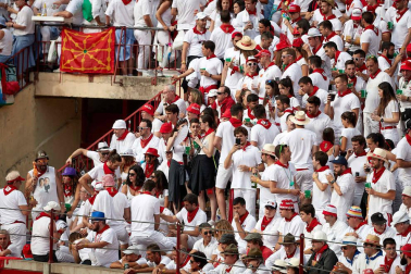 Público asistente a la Plaza de Toros de Pamplona durante la séptima corrida de la Feria del Toro 2019 con la ganadería de La Palmosilla para los diestros José Garrido, Luis David Adame y Javier Marín