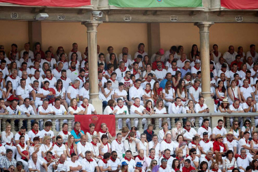Público asistente a la Plaza de Toros de Pamplona durante la séptima corrida de la Feria del Toro 2019 con la ganadería de La Palmosilla para los diestros José Garrido, Luis David Adame y Javier Marín