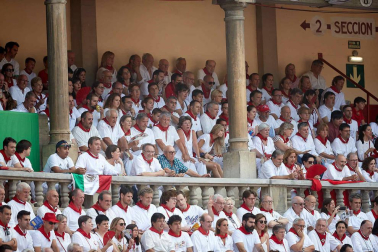 Público asistente a la Plaza de Toros de Pamplona durante la séptima corrida de la Feria del Toro 2019 con la ganadería de La Palmosilla para los diestros José Garrido, Luis David Adame y Javier Marín
