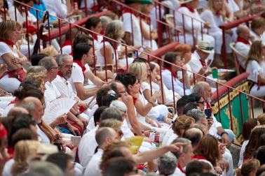 Público asistente a la Plaza de Toros de Pamplona durante la séptima corrida de la Feria del Toro 2019 con la ganadería de La Palmosilla para los diestros José Garrido, Luis David Adame y Javier Marín