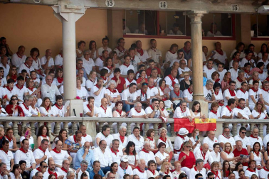 Público asistente a la Plaza de Toros de Pamplona durante la séptima corrida de la Feria del Toro 2019 con la ganadería de La Palmosilla para los diestros José Garrido, Luis David Adame y Javier Marín