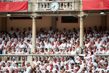 Público asistente a la Plaza de Toros de Pamplona durante la séptima corrida de la Feria del Toro 2019 con la ganadería de La Palmosilla para los diestros José Garrido, Luis David Adame y Javier Marín
