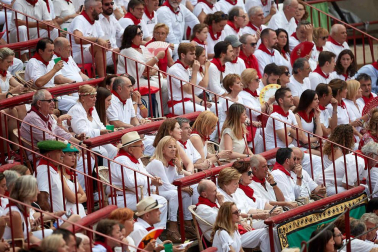 Público asistente a la Plaza de Toros de Pamplona durante la séptima corrida de la Feria del Toro 2019 con la ganadería de La Palmosilla para los diestros José Garrido, Luis David Adame y Javier Marín