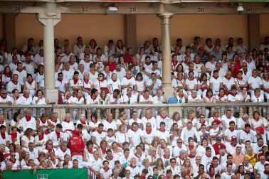 Público asistente a la Plaza de Toros de Pamplona durante la séptima corrida de la Feria del Toro 2019 con la ganadería de La Palmosilla para los diestros José Garrido, Luis David Adame y Javier Marín