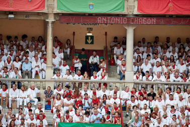 Público asistente a la Plaza de Toros de Pamplona durante la séptima corrida de la Feria del Toro 2019 con la ganadería de La Palmosilla para los diestros José Garrido, Luis David Adame y Javier Marín