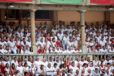 Público asistente a la Plaza de Toros de Pamplona durante la séptima corrida de la Feria del Toro 2019 con la ganadería de La Palmosilla para los diestros José Garrido, Luis David Adame y Javier Marín