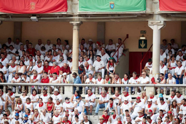 Público asistente a la Plaza de Toros de Pamplona durante la séptima corrida de la Feria del Toro 2019 con la ganadería de La Palmosilla para los diestros José Garrido, Luis David Adame y Javier Marín