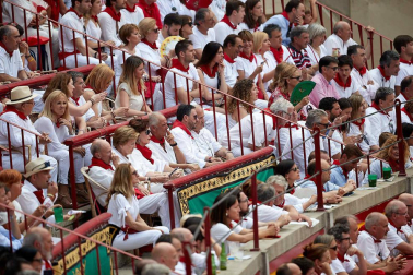 Público asistente a la Plaza de Toros de Pamplona durante la séptima corrida de la Feria del Toro 2019 con la ganadería de La Palmosilla para los diestros José Garrido, Luis David Adame y Javier Marín