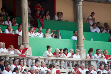 Público asistente a la Plaza de Toros de Pamplona durante la séptima corrida de la Feria del Toro 2019 con la ganadería de La Palmosilla para los diestros José Garrido, Luis David Adame y Javier Marín