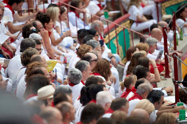 Público asistente a la Plaza de Toros de Pamplona durante la séptima corrida de la Feria del Toro 2019 con la ganadería de La Palmosilla para los diestros José Garrido, Luis David Adame y Javier Marín