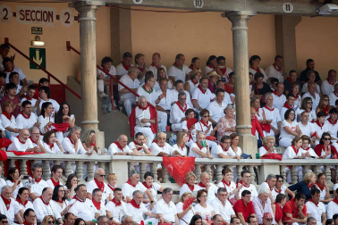 Público asistente a la Plaza de Toros de Pamplona durante la séptima corrida de la Feria del Toro 2019 con la ganadería de La Palmosilla para los diestros José Garrido, Luis David Adame y Javier Marín
