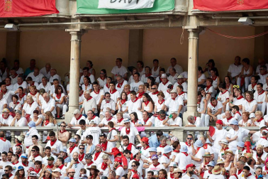 Público asistente a la Plaza de Toros de Pamplona durante la séptima corrida de la Feria del Toro 2019 con la ganadería de La Palmosilla para los diestros José Garrido, Luis David Adame y Javier Marín