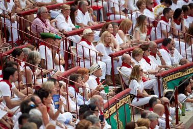 Público asistente a la Plaza de Toros de Pamplona durante la séptima corrida de la Feria del Toro 2019 con la ganadería de La Palmosilla para los diestros José Garrido, Luis David Adame y Javier Marín